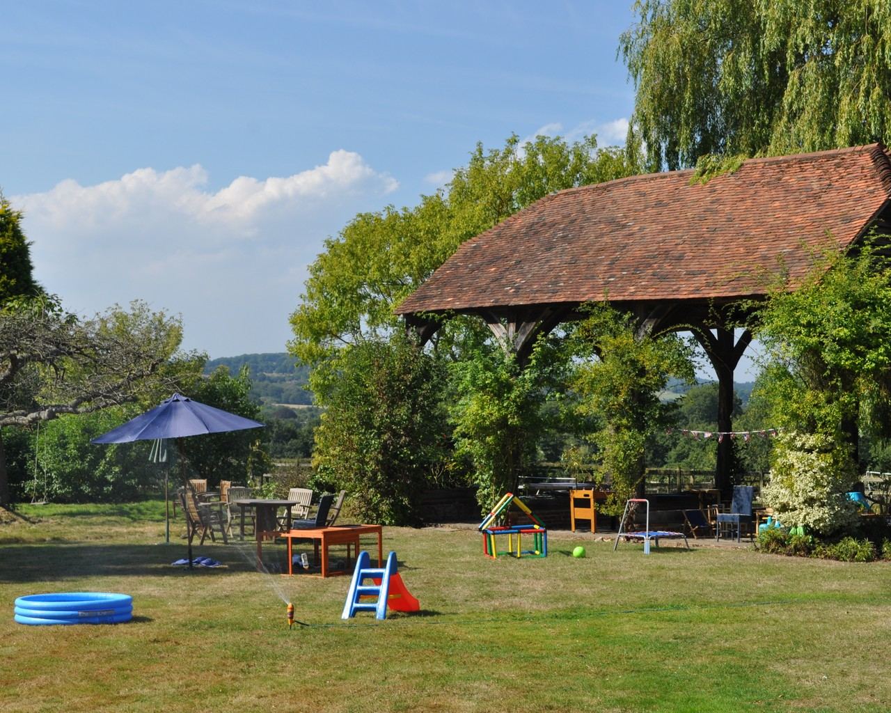 Willow Cottage: Playing outdoors under the barn