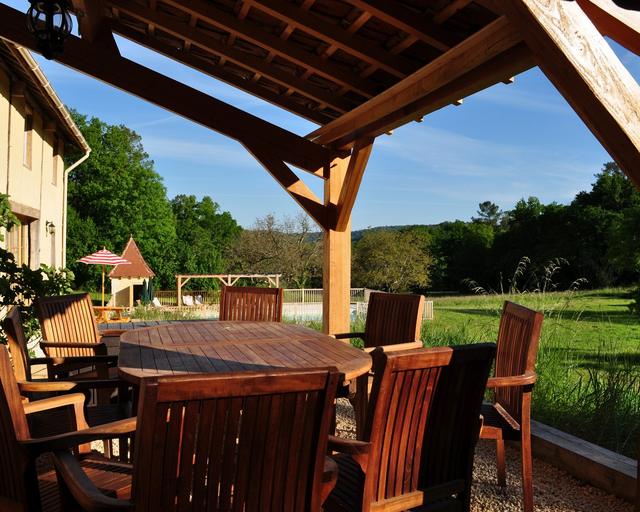 The dining table under the abri at Sol du Mazel