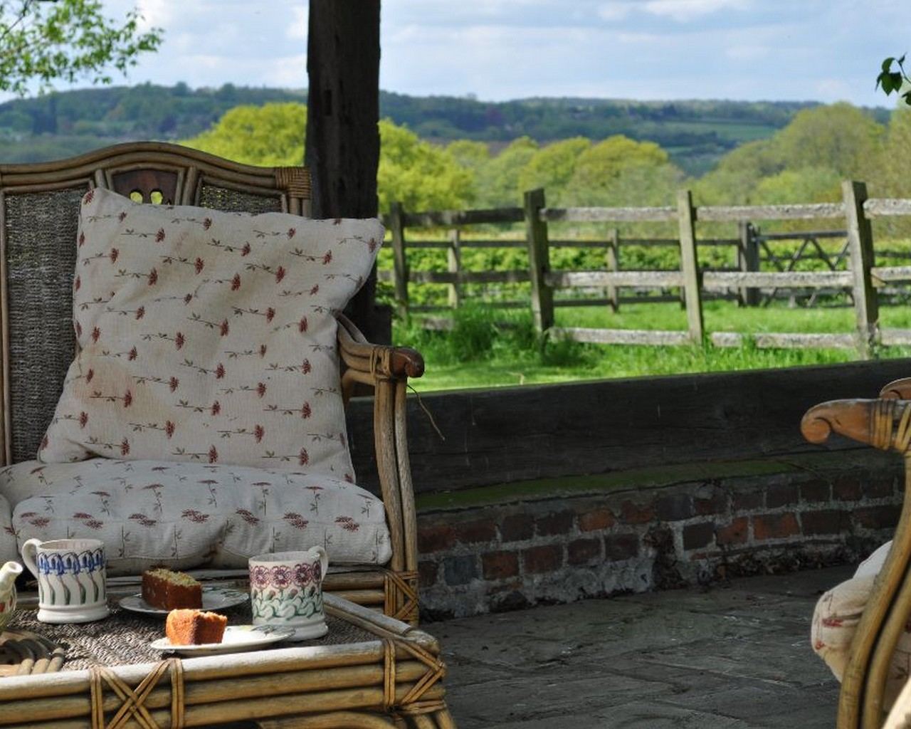 Willow Cottage: Relax under the shade of the barn