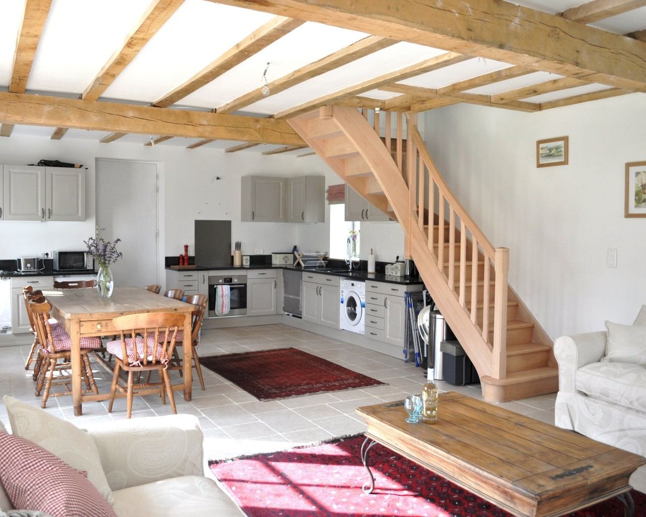 Sol du Mazel: Rose barn kitchen and living area
