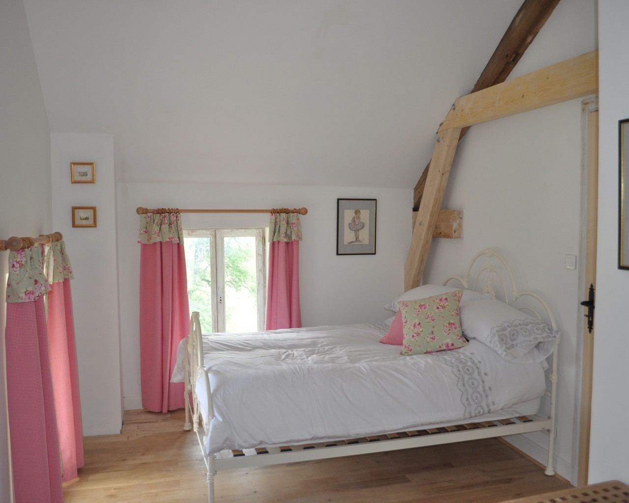 Sol du Mazel: Rose barn master bedroom