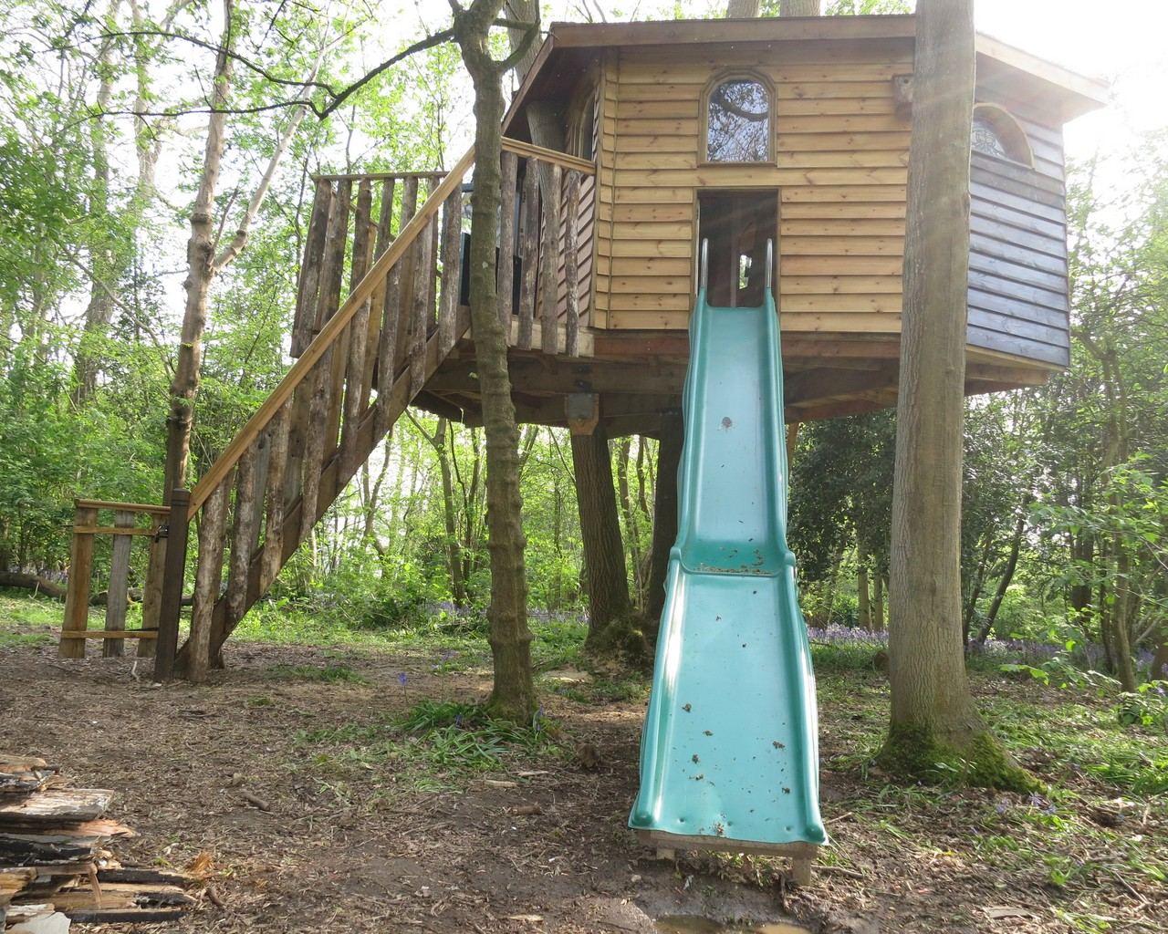 Willow Cottage: The super slide at hamptons farmhouse treehouse