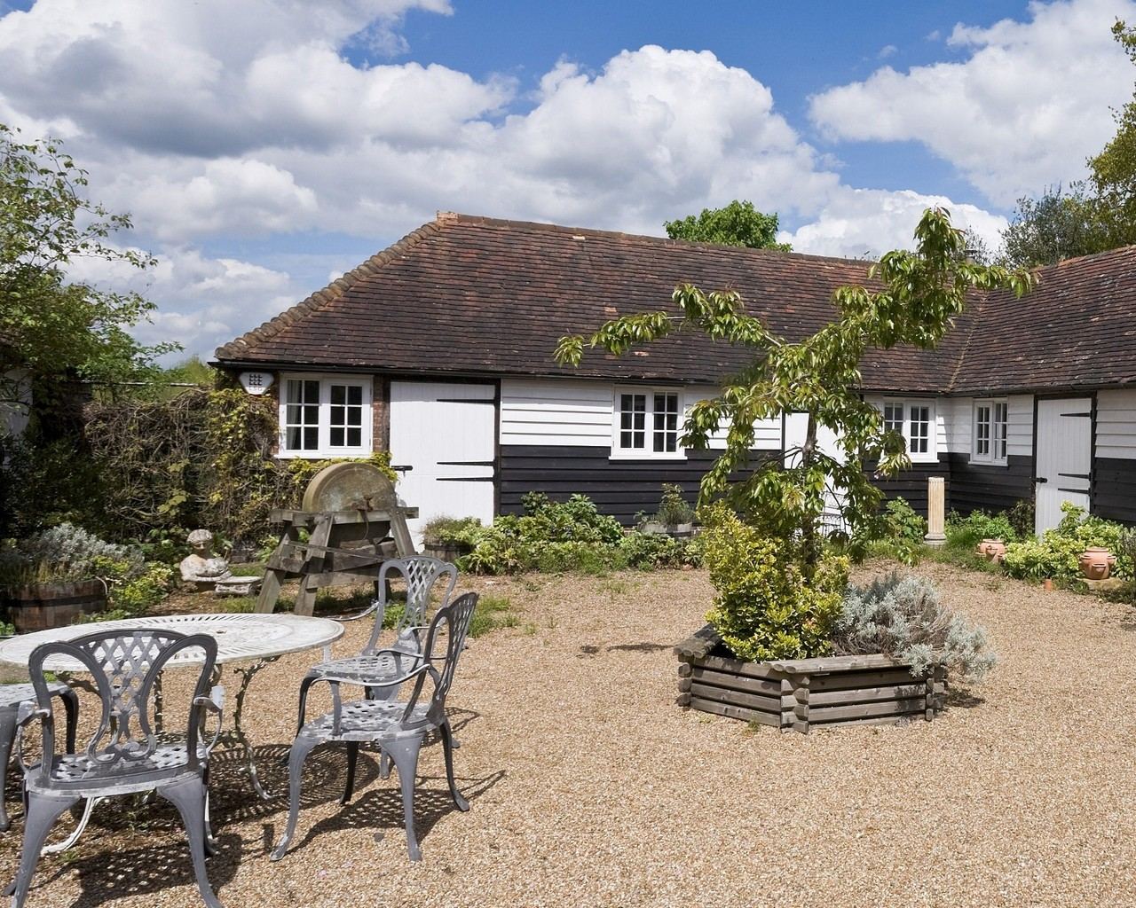 Willow Cottage: Willow cottage from courtyard 2200x1545