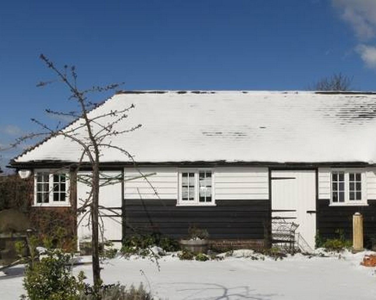 Willow Cottage: Willow cottage in the winter